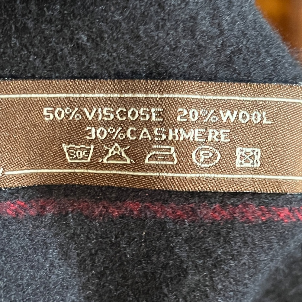 Cashmere-blend large scarf/wrap, in black, white, and red, like new, 28 x 70 in - Picture 3 of 11